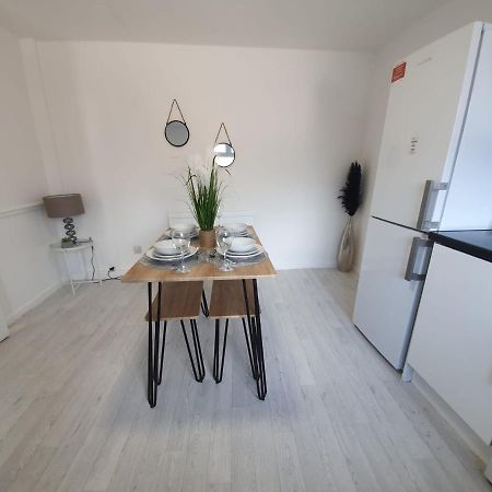 Bv Luxury Spacious 3 Bedroom House At Isaac Close Манчестър Екстериор снимка