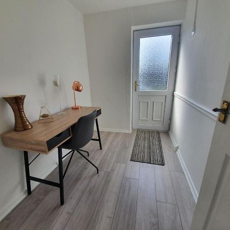 Bv Luxury Spacious 3 Bedroom House At Isaac Close Манчестър Екстериор снимка