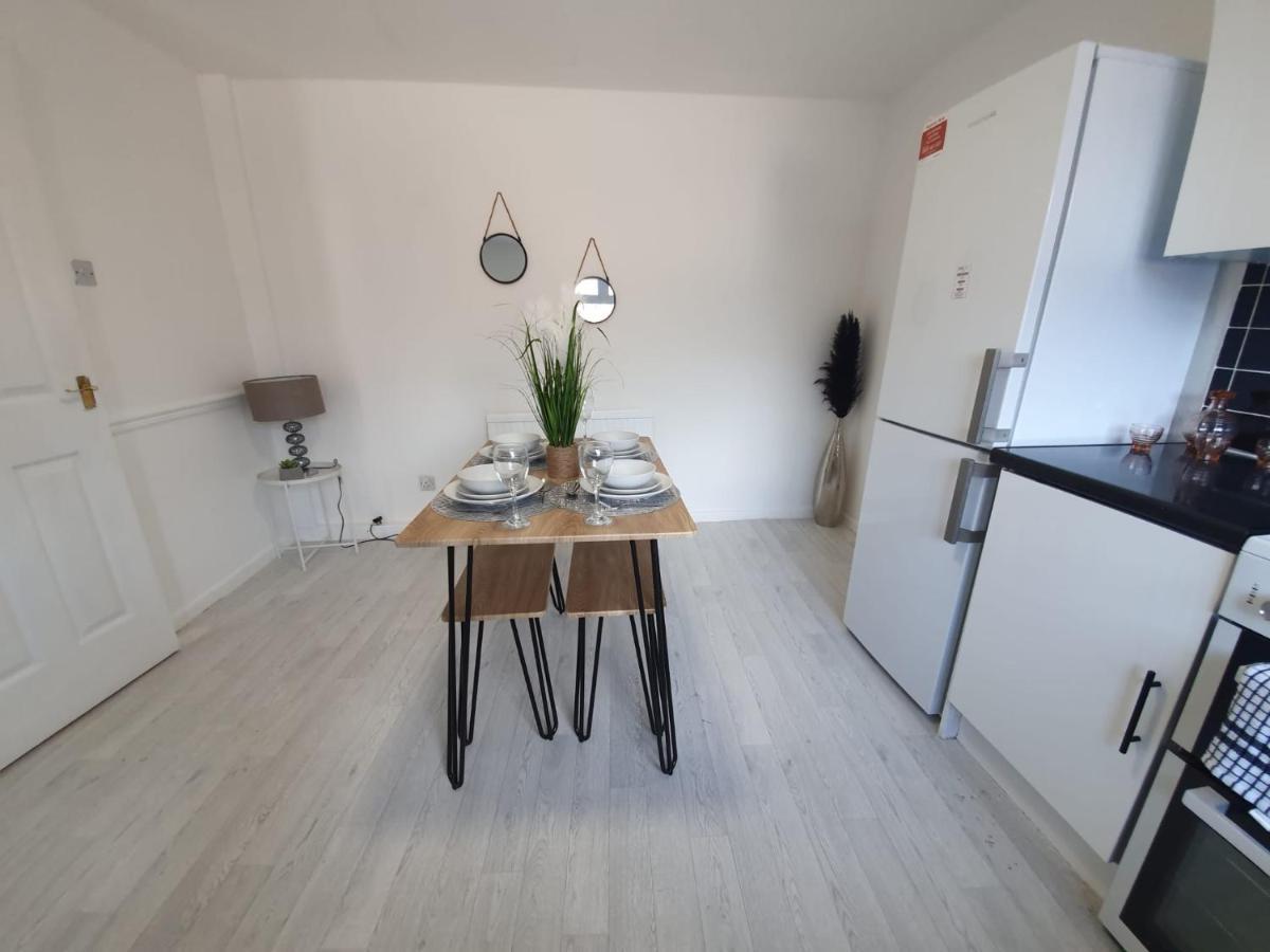 Bv Luxury Spacious 3 Bedroom House At Isaac Close Манчестър Екстериор снимка