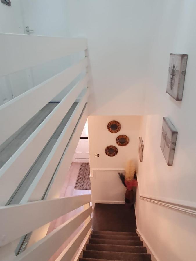 Bv Luxury Spacious 3 Bedroom House At Isaac Close Манчестър Екстериор снимка