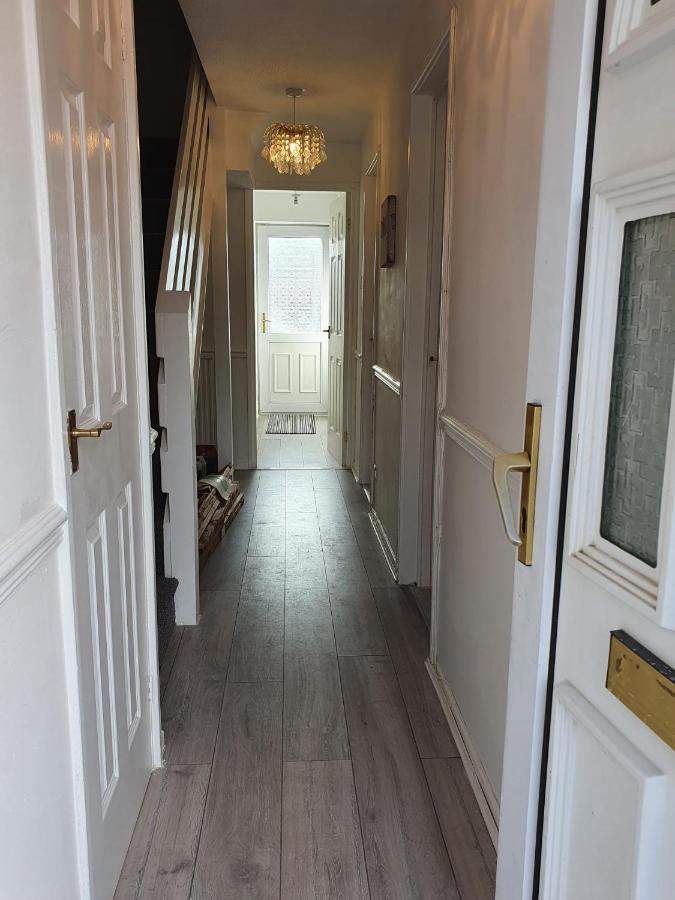 Bv Luxury Spacious 3 Bedroom House At Isaac Close Манчестър Екстериор снимка