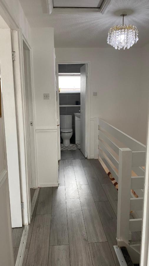 Bv Luxury Spacious 3 Bedroom House At Isaac Close Манчестър Екстериор снимка