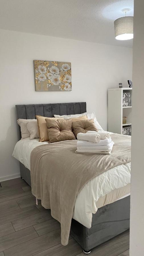 Bv Luxury Spacious 3 Bedroom House At Isaac Close Манчестър Екстериор снимка