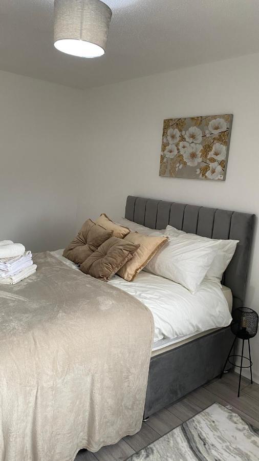 Bv Luxury Spacious 3 Bedroom House At Isaac Close Манчестър Екстериор снимка