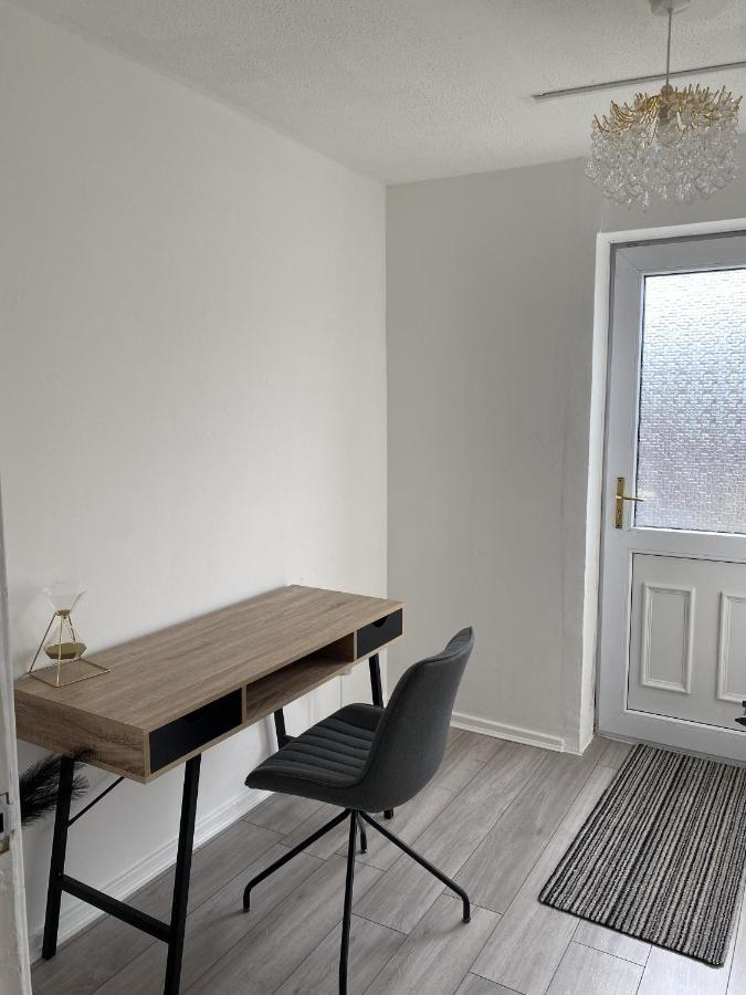 Bv Luxury Spacious 3 Bedroom House At Isaac Close Манчестър Екстериор снимка
