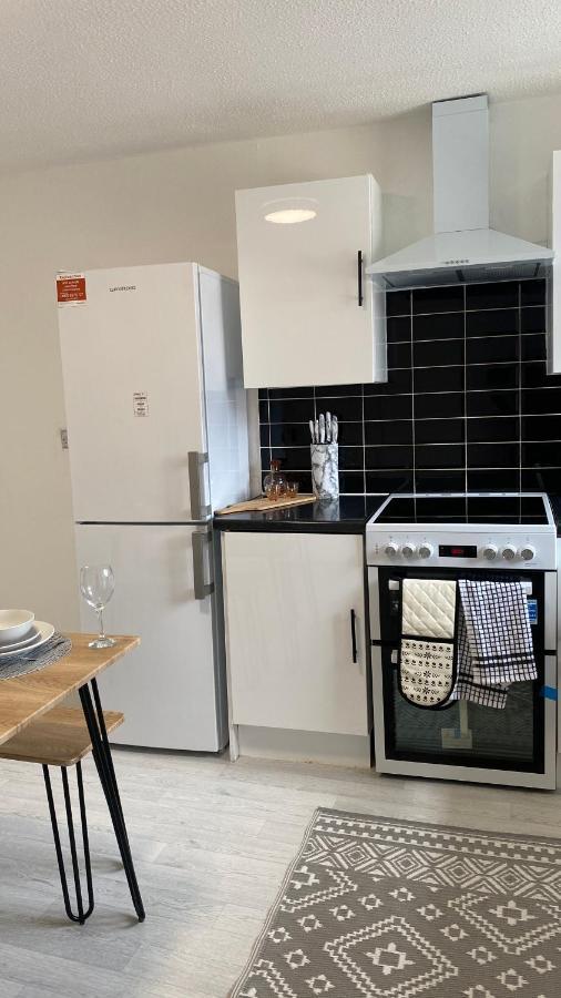 Bv Luxury Spacious 3 Bedroom House At Isaac Close Манчестър Екстериор снимка