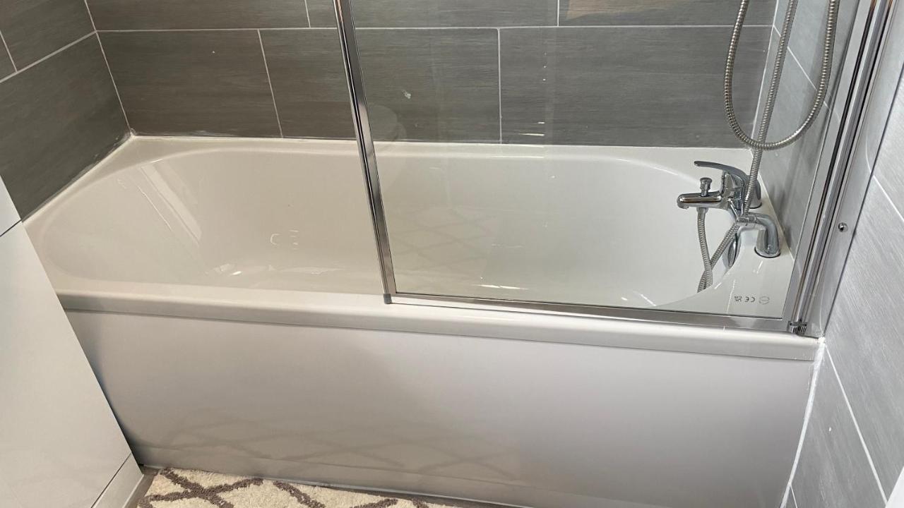 Bv Luxury Spacious 3 Bedroom House At Isaac Close Манчестър Екстериор снимка