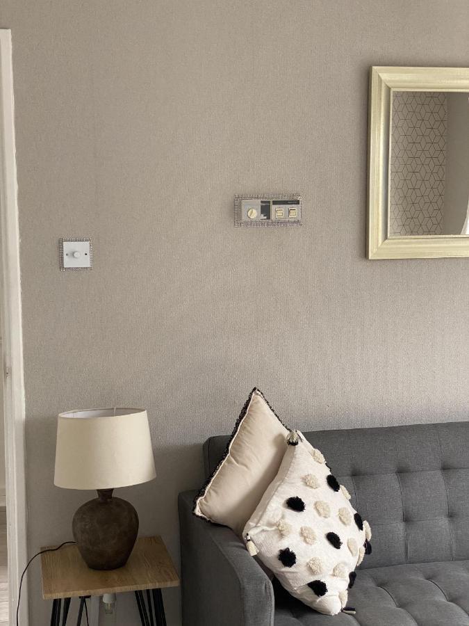 Bv Luxury Spacious 3 Bedroom House At Isaac Close Манчестър Екстериор снимка
