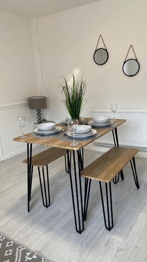 Bv Luxury Spacious 3 Bedroom House At Isaac Close Манчестър Екстериор снимка