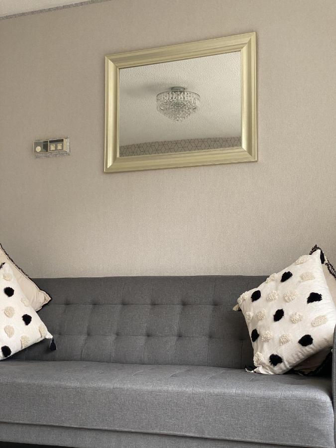 Bv Luxury Spacious 3 Bedroom House At Isaac Close Манчестър Екстериор снимка