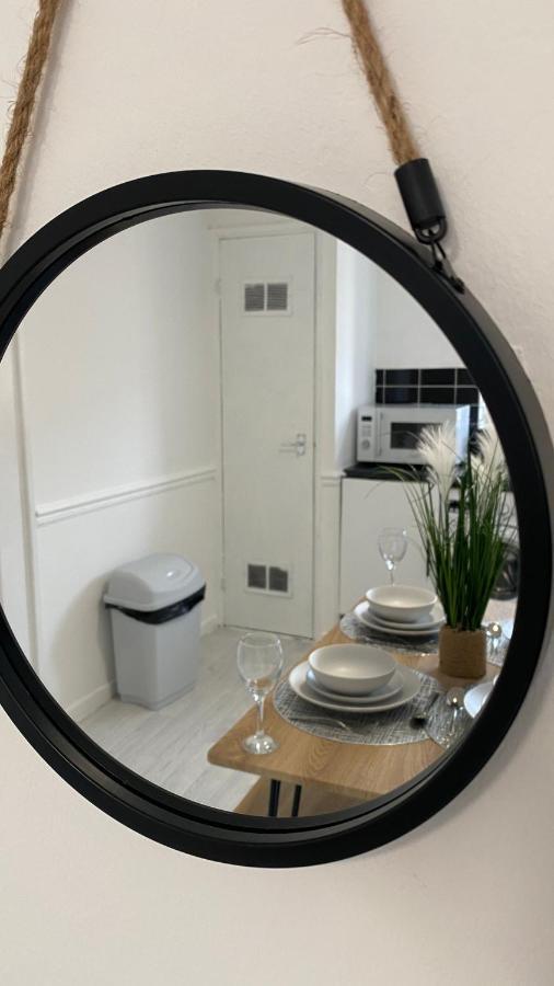 Bv Luxury Spacious 3 Bedroom House At Isaac Close Манчестър Екстериор снимка