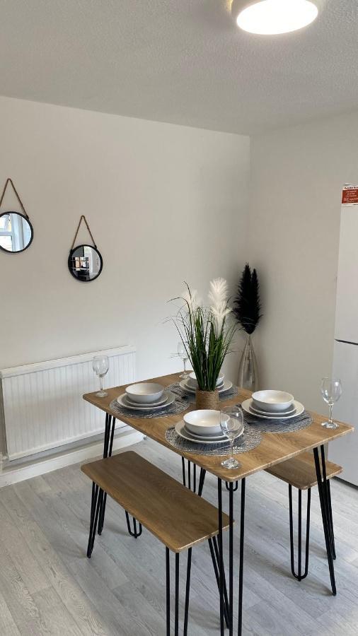 Bv Luxury Spacious 3 Bedroom House At Isaac Close Манчестър Екстериор снимка