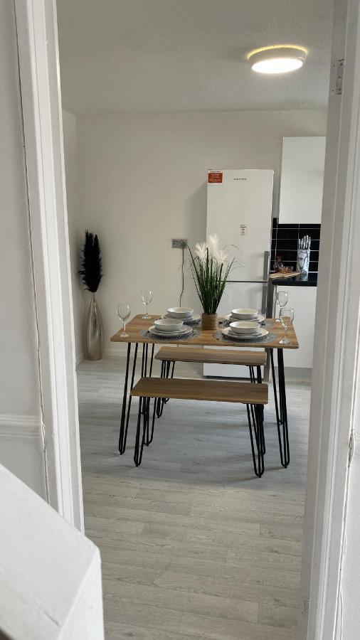 Bv Luxury Spacious 3 Bedroom House At Isaac Close Манчестър Екстериор снимка