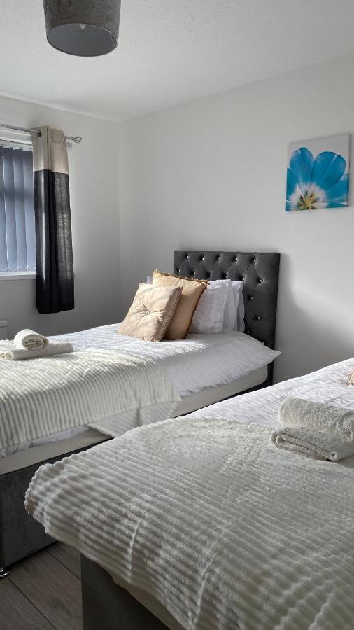 Bv Luxury Spacious 3 Bedroom House At Isaac Close Манчестър Екстериор снимка