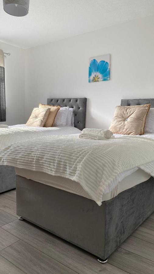 Bv Luxury Spacious 3 Bedroom House At Isaac Close Манчестър Екстериор снимка