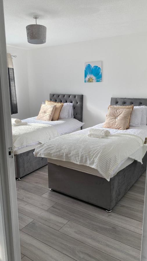 Bv Luxury Spacious 3 Bedroom House At Isaac Close Манчестър Екстериор снимка