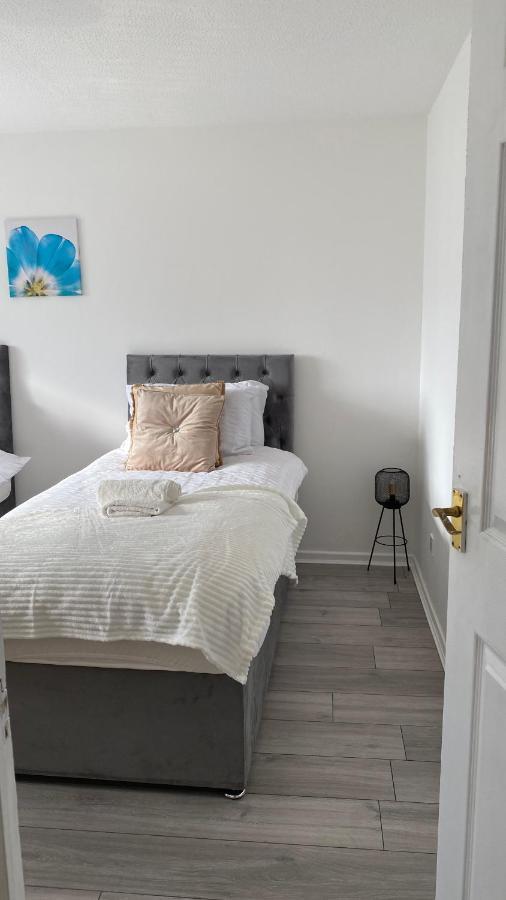 Bv Luxury Spacious 3 Bedroom House At Isaac Close Манчестър Екстериор снимка