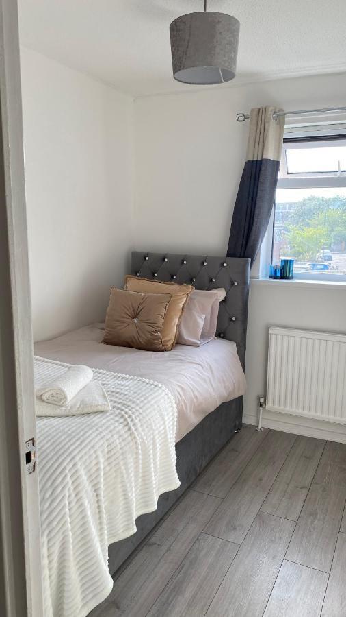 Bv Luxury Spacious 3 Bedroom House At Isaac Close Манчестър Екстериор снимка